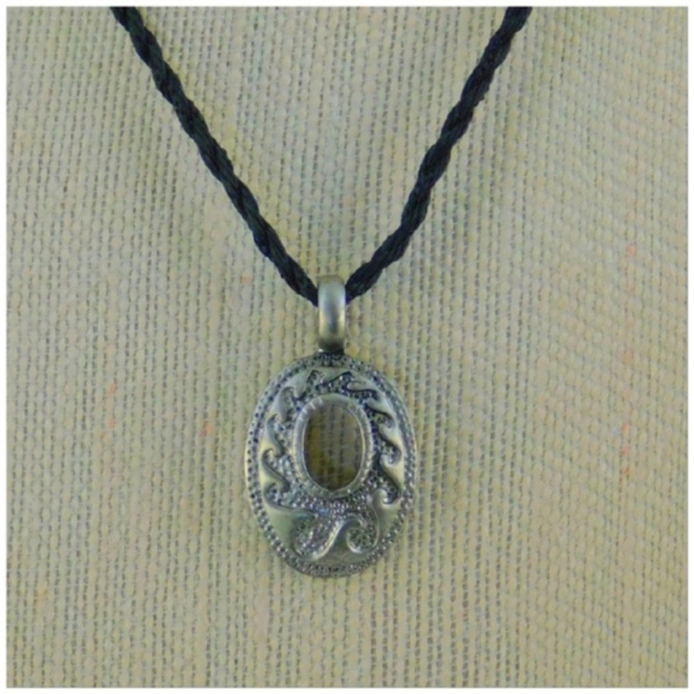 Silvertone Sparkly Pendant Necklace on twisted